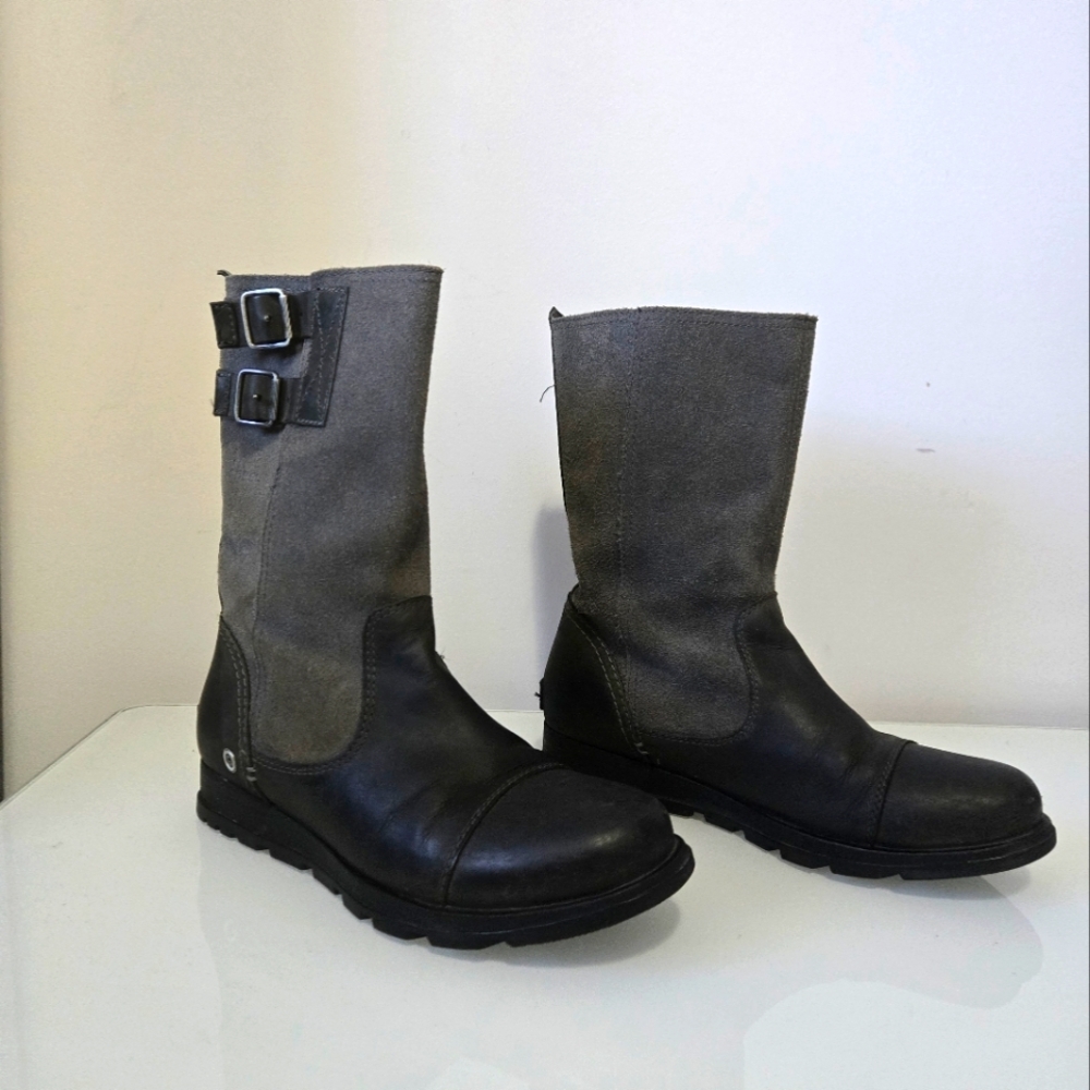 SOREL major pull on boot with buckles. Black leather/ Grey suede. Size 7